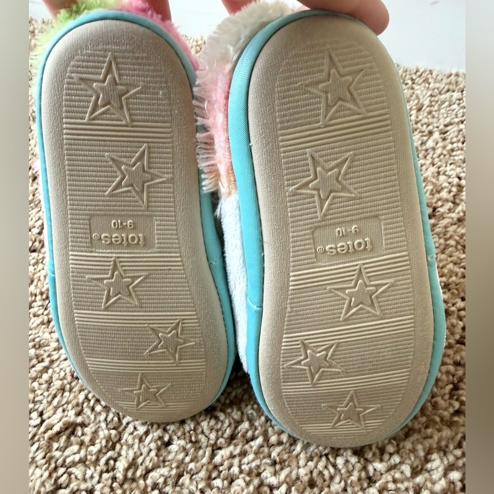 Totes Unicorn Faux Fur Rainbow Plush Slipper Boots | Kids 9–10 - Picture 4 of 6